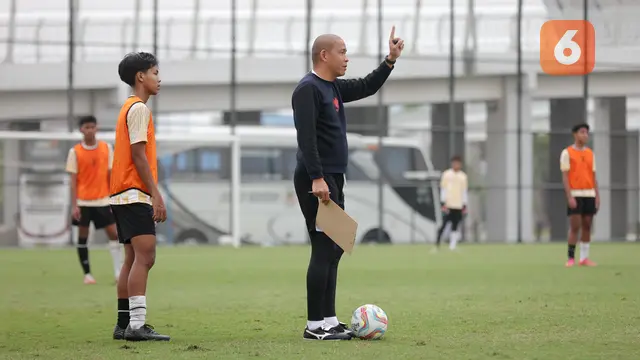 Foto: Melihat Tegasnya Nova Arianto saat Memimpin Latihan Timnas Indonesia U-16 di Jakarta International Stadium