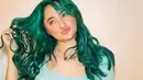 Dalam foto yang diunggah, Marshanda tampil mengenakan crop top mint yang serasi dengan warna rambut barunya. Ia berpose santai sambil menggulung rambut dan manyun ke arah kamera, memperlihatkan sisi ceria dan lucunya. Aura positif yang dipancarkan Marshanda membuat suasana foto terasa hidup dan menyenangkan. (Liputan6.com/IG/@marshanda99)
