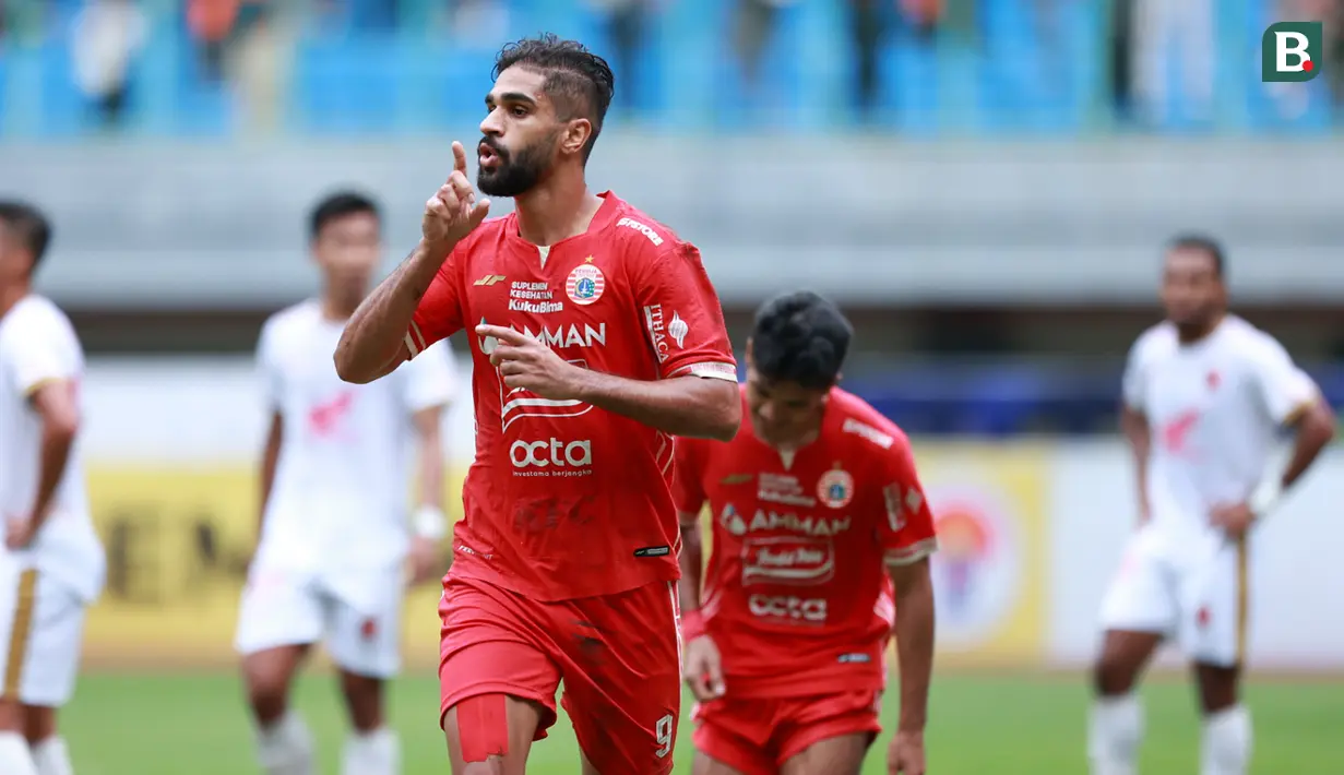 Pemain Persija Jakarta, Abdulla Yusuf Helal melakukan selebrasi setelah mencetak gol pertama timnya ke gawang PSM Makassar pada laga pekan ke-20 BRI Liga 1 2022/2023 di Stadion Patriot Candrabhaga, Bekasi, Rabu (25/1/2023). Persija menang dengan skor 4-2. (Bola.com/M Iqbal Ichsan)