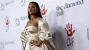 Penyanyi Rihanna berpose pada acara penggalangan dana bernama The Diamond Ball di Santa Monica, California, (10/12). Organisasi amal ini bergerak dalam bidang kesehatan, pendidikan, seni dan budaya. (REUTERS/Mario Anzuoni)