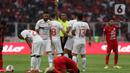 Pemain Borneo FC melakukan protes kepada wasit Sance Lawita saat melawan Persija pada laga pekan pertama Shopee Liga 1 Indonesia 2020 di Stadion Gelora Bung Karno, Jakarta, Minggu (1/3/2020). Persija unggul 3-2. (Liputan6.com/Helmi Fithriansyah)