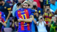 Lionel Messi dan Neymar merayakan gol Barcelona ke gawang Deportivo La Coruna pada laga La Liga di Camp Nou, Sabtu (15/10/2016). (AFP/Lluis Gene)