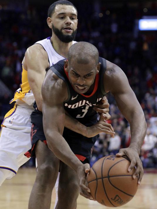 Pemain Houston Rockets, Chris Paul (depan) dilanggar pemain Lakers, Tyler Ennis pada lanjutan NBA basketball game di Toyota Center, Houton, (31/12/2017). Rockets menang 148-142. (AP/Michael Wyke)