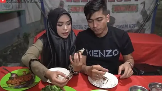 Potret Artis yang Dijuluki 'Sultan' Makan di Warung Kaki Lima Pecel Lele, Penuh Kesederhanaan