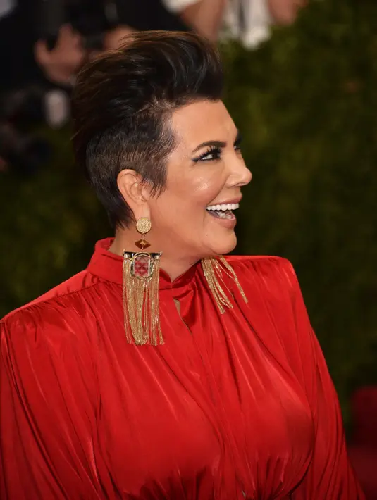 Kris jenner keluar membawa kue yang merupakan tumpukan ‘kotoran’ dengan tanda yang mengatakan, ‘Happy Birthday You Piece of S**t!'. (Bintang/EPA)