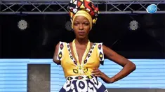 Seorang model di Angola menjadi perhatian warga karena hanya memiliki 1 tangan.
