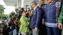 Muhaimin Iskandar (kiri) berjabat tangan dengan Wakil Ketua Umum NasDem Ahmad Ali (kanan) saat tiba di Gedung DPP Partai NasDem, Jakarta, Rabu (6/9/2023). (Liputan6.com/Faizal Fanani)