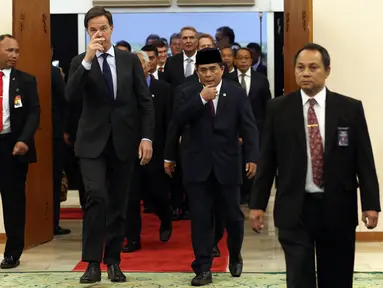 Ketua DPR RI Ade Komarudin (kanan) menerima kunjungan kerja PM Belanda Mark Rutte di Kompleks Parlemen, Jakarta Rabu (23/11). Kunjungan itu untuk mengadakan pertemuan bilateral guna membahas sejumlah agenda kerja sama RI-Belanda (Liputan6.com/Johan Tallo)