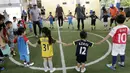 Sejumlah anak mengikuti latihan saat launching Il Capitano Soccer School di Bintaro, Sabtu (27/10/2018). Kehadiran Il Capitano untuk menjaring dan mengasah pesepak bola cilik untuk berprestasi. (Bola.com/M Iqbal Ichsan)