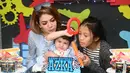 Nikita Mirzani ditemani putrinya, Lolly, merayakan ulang tahun anak keduanya, Azka, di Rumah Anyo, rumah bagi anak penderita kanker, Jakarta, Senin (3/10). Nikita mengatakan ingin mengajarkan Azka untuk berbagi dengan sesama (Liputan6.com/Herman Zakharia)