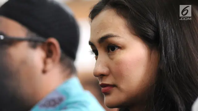 Atiqah Hasiholan Setia Temani Ratna Sarumpaet di Sidang Perdana