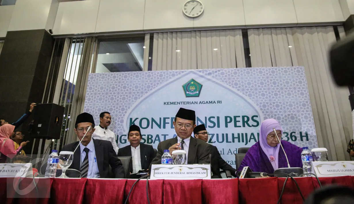 Dirjen Bimbingan Masyarakat Islam Kementerian Agama Machasin (tengah) memberikan keterangan pers hasil sidang Itsbat di Jakarta, Minggu (13/9). Kemenag menetapkan Hari Raya Idul Adha 1436 H jatuh pada 24 September 2015. (Liputan6.com/Faizal Fanani)