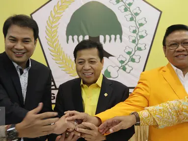 Ketum Partai Golkar Setya Novanto di dampingi Ketua Umum PPK Kosgoro Agung Laksono (kanan), Waketum PPK Kosgoro Aziz Syamsuddin (kiri) bersalaman usai penandatanganan nota kesepakatan di Kantor DPP Golkar, Jakarta, Kamis (19/1). (Liputan6.com/JohanTallo)