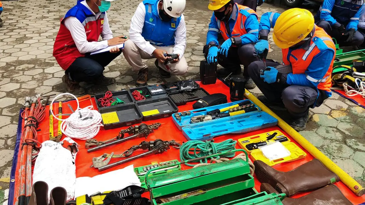Personil PLN UID Banten Mengecek Peralatan. (Selasa, 08/12/2020). (Dokumentasi PLN UID Banten)
