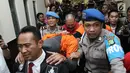 Polisi mengawal tersangka DM dan DMT saat di bawa pada rilis penangkapan narkoba di Polres Jakarta Selatan, Jumat (11/8). Dari hasil penangkapan ditemukan dua paket ganja dengan berat dibawah 5 gram.  (Liputan6.com/Herman Zakharia)