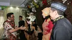 Cawagub DKI Jakarta Djarot Saiful Hidayat memberi ucapan selamat kepada pengantin di Petogogan I, Jakarta Selatan, Minggu (11/12). Djarot berpesan kepada warga untuk menjaga kebersihan dan lingkungan. (Liputan6.com/Fery Pradolo)