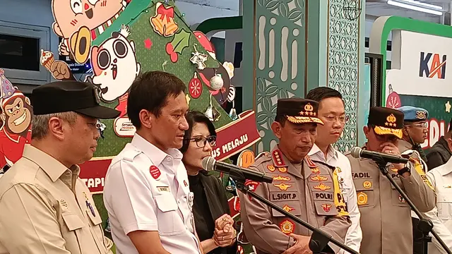 Menteri Perhubungan (Menhub) Dudy Purwagandhi di Stasiun Senen, Jakarta, Selasa (23/12/2025). (Foto: Liputan6.com/Maulandy R)