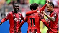Bek AC Milan, Fikayo Tomori (kiri) bersama dan Noah Okafor (kanan) merayakan gol yang dicetak oleh Christian Pulisic (tengah) saat pertandingan sepak bola Serie A Italia di Stadion San Siro, Milan, 10 Maret 2024. (GABRIEL BOUYS/AFP)