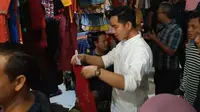 Gibran Rakabuming Raka blusukan di Pasar Nusukan Solo. (dok. Instagram @gibran_rakabuming/https://www.instagram.com/p/B52WqtnhKxL/)