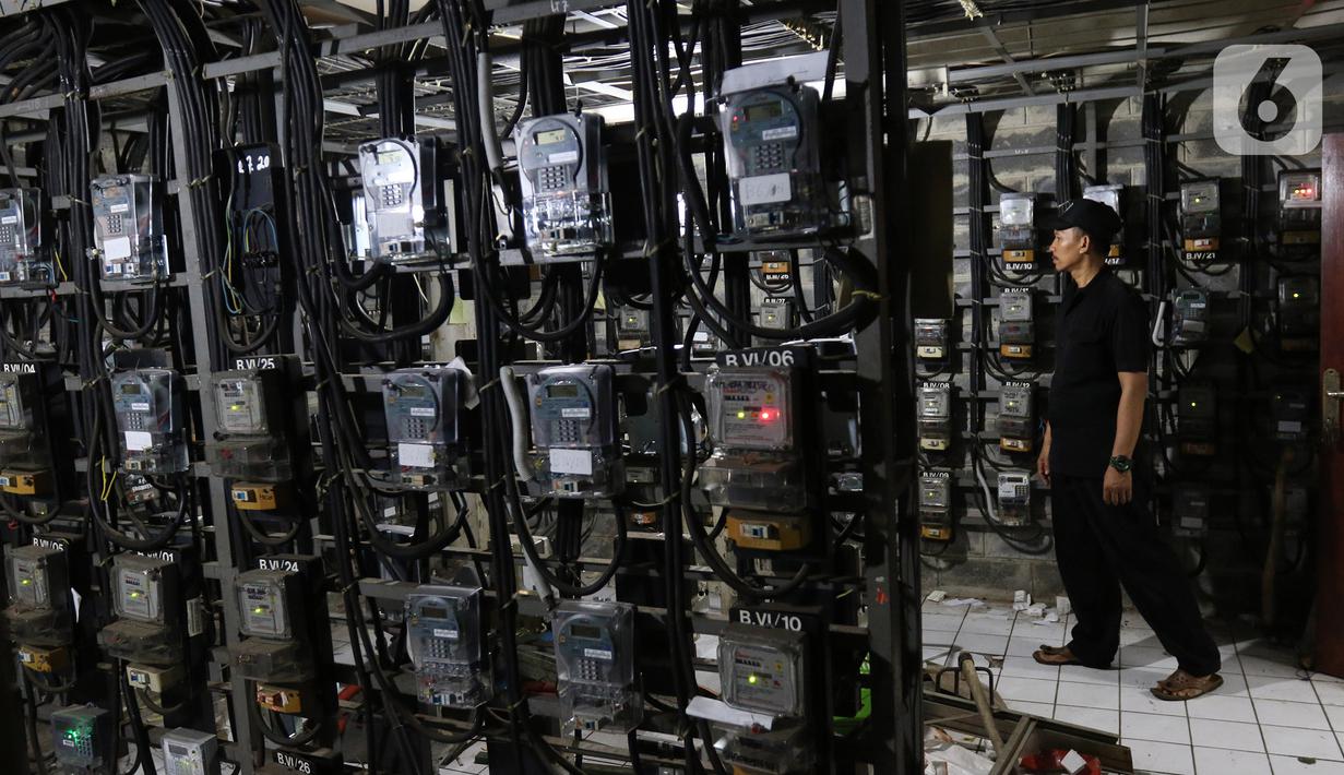 Petugas memeriksa meteran listrik di Rumah Susun Benhil, Jakarta, Kamis (28/11/2019). Pemerintah akan melakukan penyesuaian tarif listrik golongan Rumah Tangga Mampu (RTM) 900 VA pada 1 Januari 2020, kenaikan tarif listrik diperkirakan mencapai Rp29.000 per bulan. (Liputan6.com/Herman Zakharia)