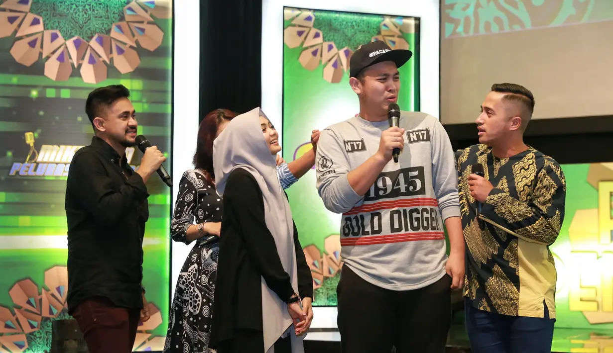 "Program Keluarga Gunarso untuk memberi alternatif tayangan di prime time berbentuk variety komedi yang diakhirnya selalu ada pesan yang ingin disampaikan," pungkasnya. (Adrian Putra/Bintang.com)