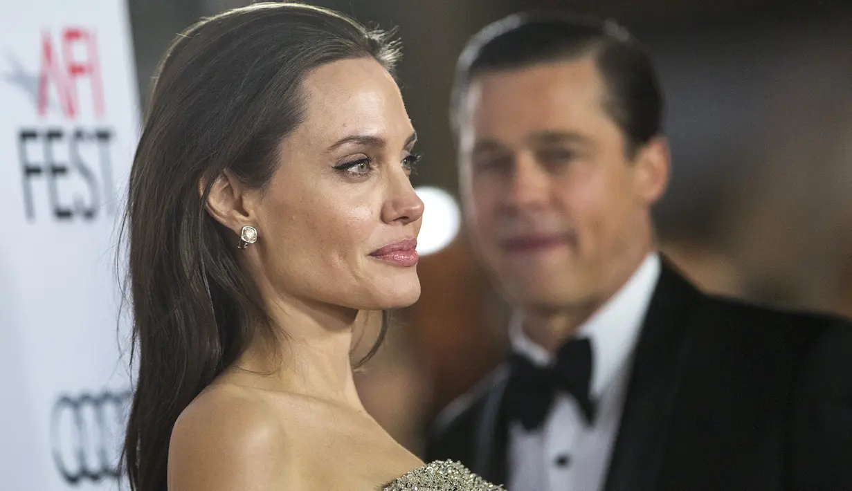 Artis Angelina Jolie berpose didampingi Brad Pitt saat acara pemutaran perdana film " By the Sea " pada malam pembukaan AFI FEST 2015 di Hollywood, California, Kamis (5/11/2015). Film " By the Sea " bergenre drama romantis. (REUTERS/Mario Anzuoni)