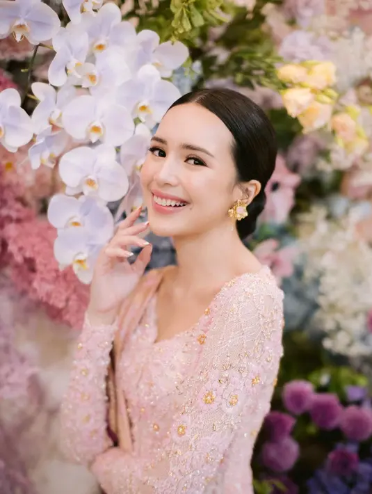 Area matanya dipertajam dengan winged-eyeliner tipis dan bibirnya dipulas lipstik glossy berwarna merah muda super lembut. [Foto: Instagram/bebytsabina]