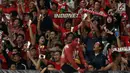Suporter tim Garuda membentangkan syal saat menyaksikan laga Timnas Indonesia melawan Timor Leste pada penyisihan grup B Piala AFF 2018 di Stadion GBK, Jakarta, Selasa (13/11). Indonesia unggul 3-1. (Liputan6.com/Helmi Fithriansyah)