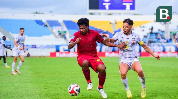 Pertandingan lanjutan BRI Super League 2025/2026 antara Arema FC melawan Madura United lekat dengan aroma nostalgia. Laga tersebut berlangsung di Stadion Kanjuruhan, Malang, Selasa (23/12/2025). (Bola.com/Iwan Setiawan)