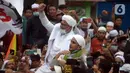Rizieq Shihab menyapa massa pendukungnya saat tiba di kediamannya di Jalan Petamburan, Jakarta, Selasa (10/11/2020). Rizieq Shihab tiba di kediamannya usai pulang dari Arab Saudi. (merdeka.com/Imam Buhori)