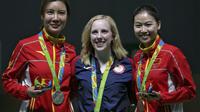 Atlet Amerika Serikat, Virginia Thrasher (tengah), merebut medali emas pertama Olimpiade Rio de Janeiro 2016 setelah memenangi cabang olahraga menembak nomor 10m air rifle putri. Dia mengalahkan dua atlet China, Du Li (kiri) dan Yi Siling (kanan). (REUTER