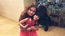 Dul Jaelani sangat sayang dengan adiknya. Ia tak ragu berikan peluk dan rangkulan hangat untuk Safeea. Momen kedekatan Dul dengan Safeea pun selalu tuai atensi dari warganet. (Liputan6.com/IG/duljaelani)