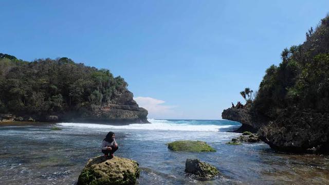 Temukan Surga Kecil Di Pantai Batu Bengkung Malang