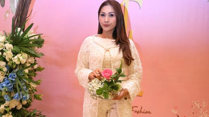 Tata Janeeta Pamer Potret Pernikahan Dengan Hyun Bin Sukses Bikin Ngakak Showbiz Liputan6 Com