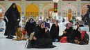 Para jemaah syiah manaruh kitab suci Al-Quran di atas kepala mereka saat menyambut malam lailatul qadar di Makam Suci Imam Ali, Najaf, Irak, Sabtu (16/5/2020). Ritual saat berdoa dan meminta hajat kepada Tuhan ini sudah berlangsung selama berabad-abad lamanya. (HAIDAR HAMDANI/AFP)