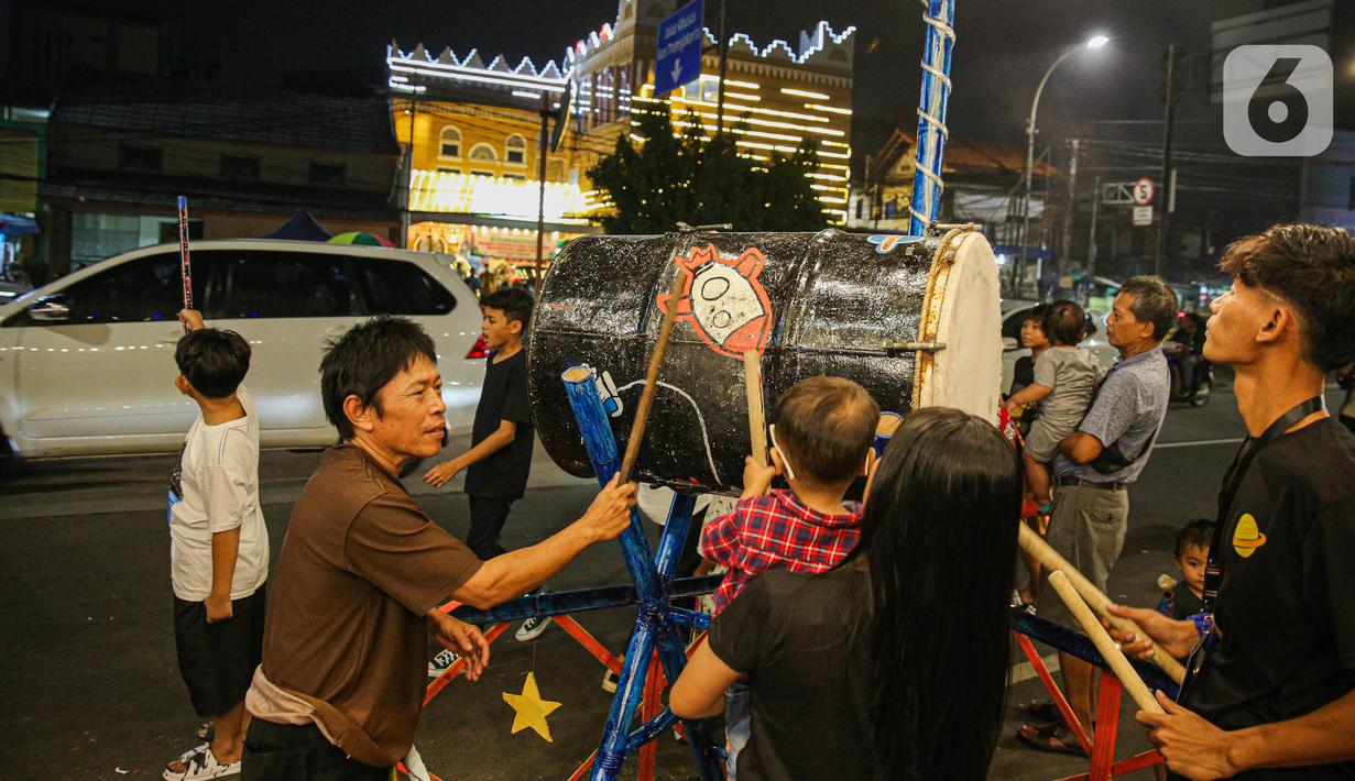 Umat muslim memukul beduk saat malam takbiran di Jakarta, Sabtu (21/4/2024). (Liputan6.com/Faizal Fanani)
