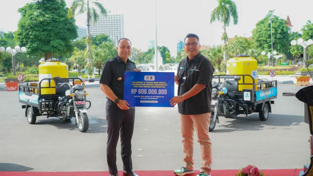 Eri Cahyadi menerima program Tanggung Jawab Sosial dan Lingkungan (TJSL) PT SIER senilai Rp 715 juta. (Istimewa)