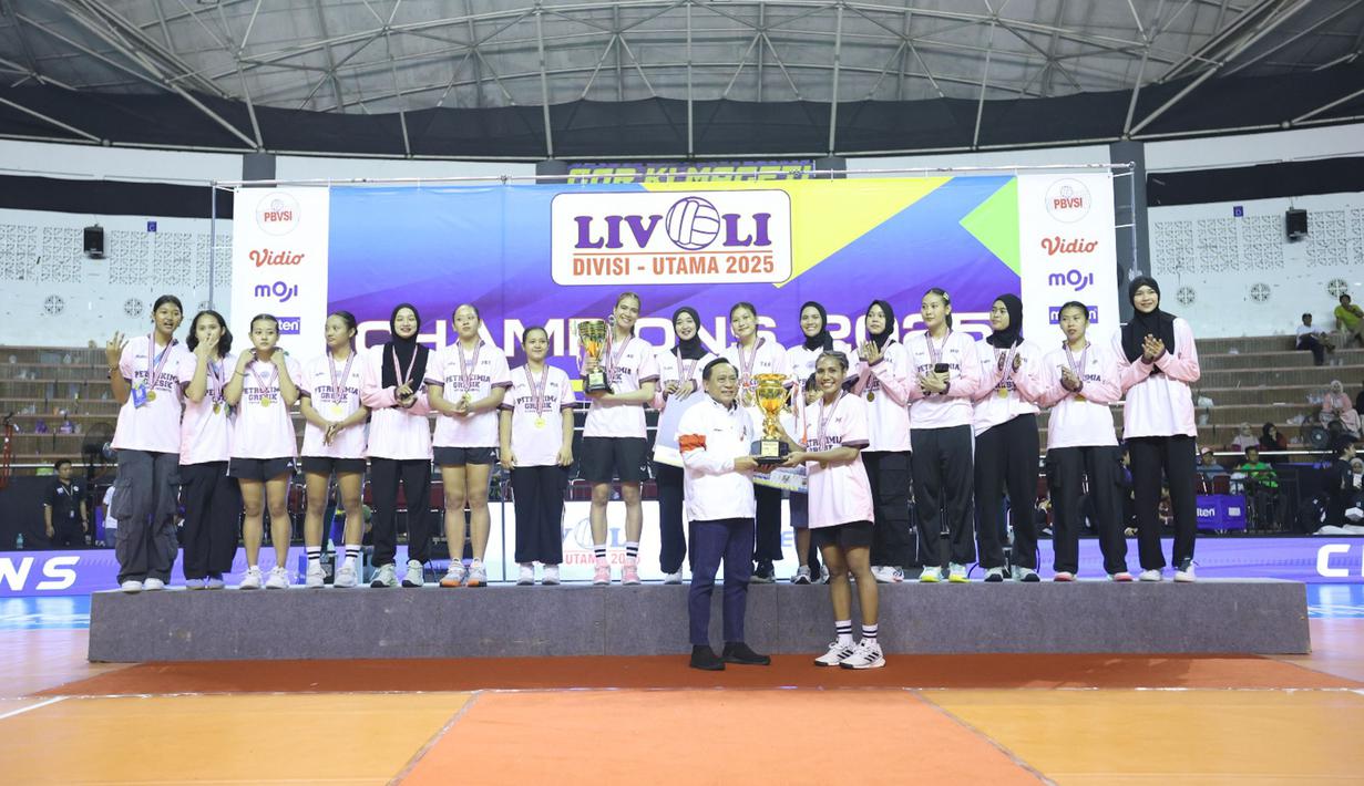 Petrokimia selain menerima medali dan piala bergilir serta piala tetap, juga menerima uang pembinaan sebesar Rp 125 juta. (Dok. PBVSI)