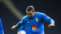 Penyerang Swedia Zlatan Ibrahimovic menendang bola saat mengikuti sesi latihan di Solna pada 21 Maret 2023. (AFP/Jonathan Nackstrand)