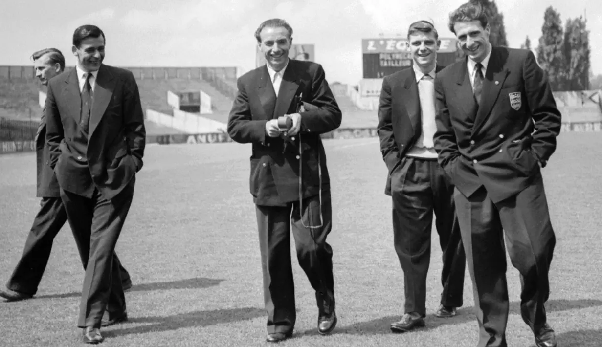Di luar prestasi dan penghargaan, gaya hidupnya yang sangat teratur menjadikan Stanley Matthews (tengah) adalah contoh disiplin. Ia sering dirujuk sebagai the first gentleman of football. (Foto: AFP/Intercontinentale/Staff)