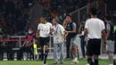 Ekspresi marah pelatih Persebaya Surabaya, Aji Santoso (dua kiri), saat melakukan protes kepada asisten wasit dalam pertandingan pekan kelima BRI Liga 1 2023/2024 melawan Persija Jakarta yang berlangsung di SUGBK, Jakarta, Minggu (31/7/2023). (Bola.com/Ikhwan Yanuar)