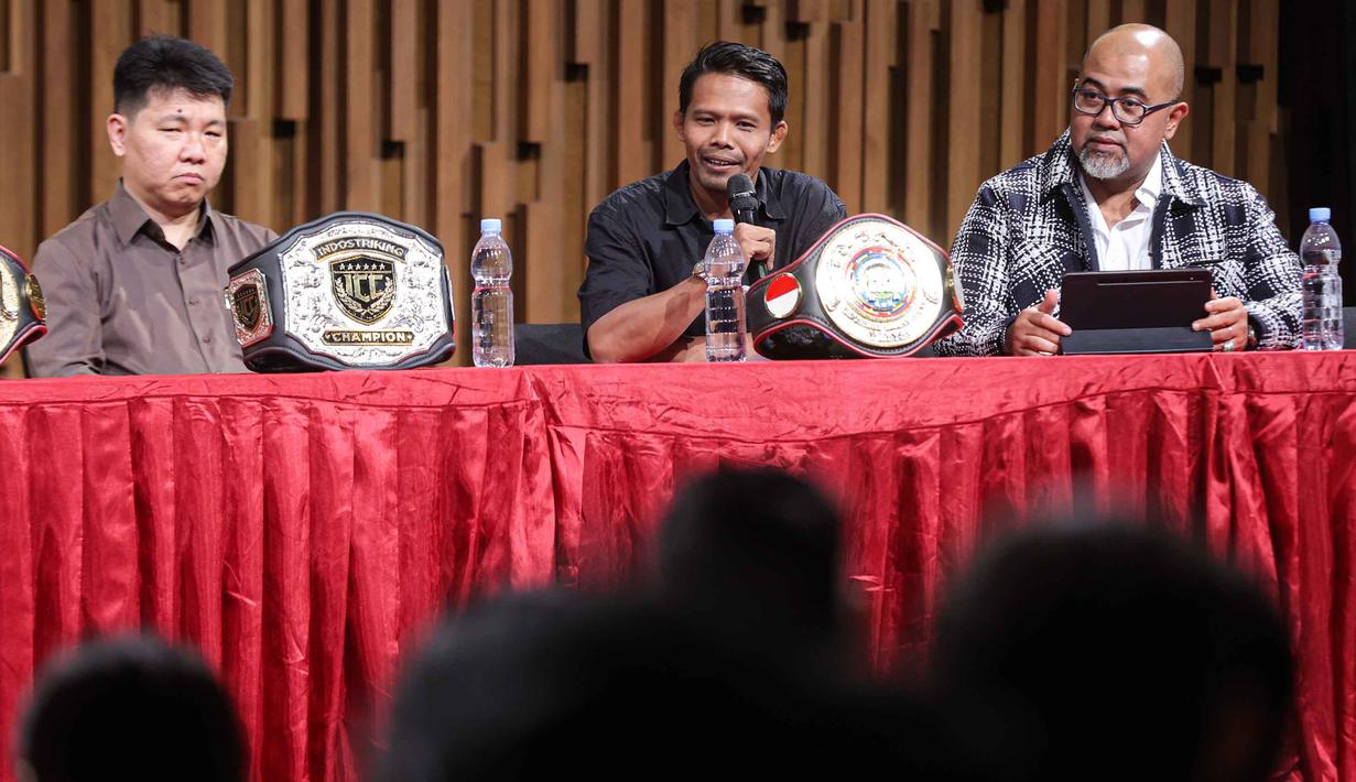 Kedua cabang olahraga tersebut akan dipertandingkan dalam empat kelas di masing-masing cabang. Tampak dalam foto, Ketua Umum Interdisciplinary Combat Council (ICC), Suwardi (tengah) memberi keterangan terkait NEX Road to Champion di SCTV Tower, Jakarta, Selasa (7/4/2026). (Bola.com/Abdul Aziz)