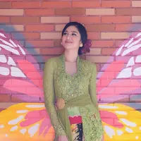 Mikha Tambayong memakai kebaya model kutu baru (Foto: Instagram @miktambayong)