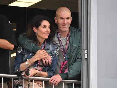 Zinedine Zidane sudah menganggur sejak 2021 setelah berpisah dengan Real Madrid. Ia memutuskan meninggalakan Santiago Bernabeu karena manajemen yang tidak mendukung rencana kerja jangka panjangnya. Legenda sepak bola Prancis itu sempat mendapatkan tawaran dari berbagai klub top seperti Manchester United, PSG, hingga Chelsea. Namun, Zidane diketahui menolak semua tawaran tersebut. (AFP/Christian Bruna)