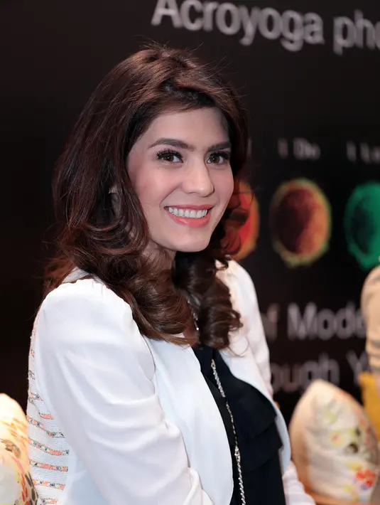 Sebelum  menikah, Carissa Putri rutin menjalankan olahraga yoga. Banyak manfaat yang dirasakan oleh Carissa selama menjalani yoga. Ia merasakan pikiran menjadi lebih tenang. (Deki Prayoga/Bintang.com)