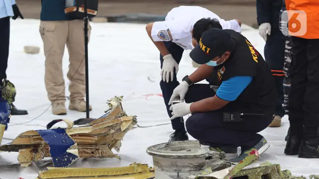 FOTO: KNKT Periksa Serpihan Pesawat Sriwijaya Air SJ 182