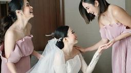 Senyuman bahagia tampak terus menghiasi paras cantik Gisella Anastasia di acara pernikahan temannya tersebut. Wanita 31 tahun itu juga terlihat menggandeng tangan sang pengantin. (Liputan6.com/IG/@gisel_la)
