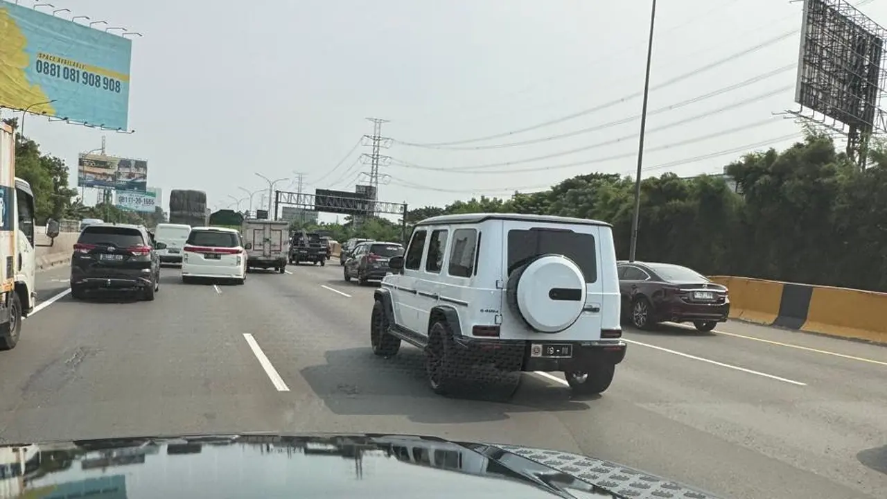 Mobil Mercedes G Class dengan nopol DPR 19-III. Mobil tersebut diduga menggunakan pelat nomor palsu. (Merdeka.com/Muhammad Genantan Saputra)