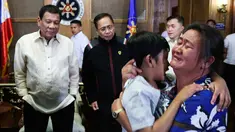 Seorang anak memeluk ibunya di Istana Malacanang, Manila, Filipina, Selasa (28/2). Presiden Filipina Rodrigo Duterte berhasil mempersatukan kembali orangtua dan anaknya usai diculik oleh kelompok Abu Sayyaf. (AP Photo)