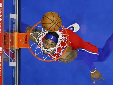 Pebasket Philadelphia 76ers, Dwight Howard melihat bola yang masuk kedalam ring pada laga lanjutan NBA melawan LA Lakers di Wells Fargo Center Arena, Philadelphia, AS, Kamis (28/1/2021). (Foto: AP Photo/Matt Slocum)